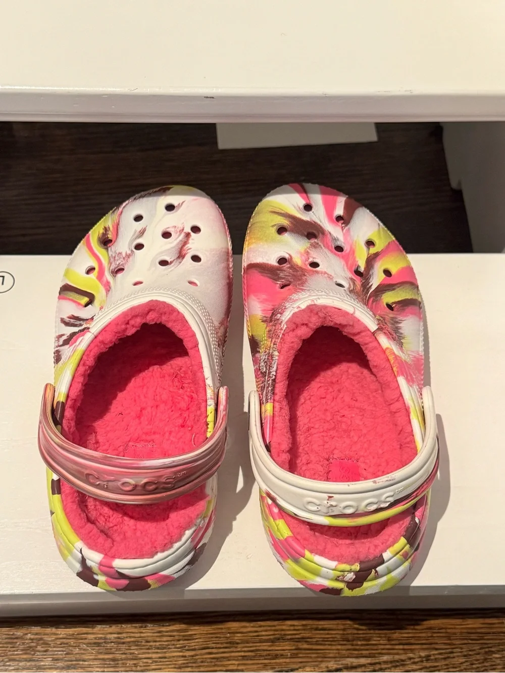 CROCS Kids Classic Fur-Lined Marble Clog in “Electric Pink” – Size J2